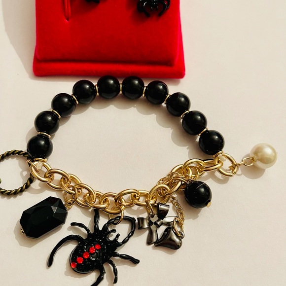 Betsy Johnson spider bracelet and earrings - Picture 5 of 8